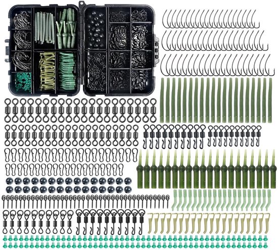 Een set met 420 visaccessoires, waaronder een opbergdoos, wartelringen, karabiners, haken en loodjes. van Merkloos