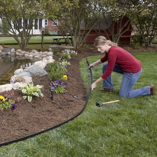 Flexibele Plastic Graskantafscheiding 15 m x 5 cm, Ideaal voor Tuinbedden, Molenrand en Palisade met 70 Bevestigingsnagels en 1 Paar Handschoenen - Zwart